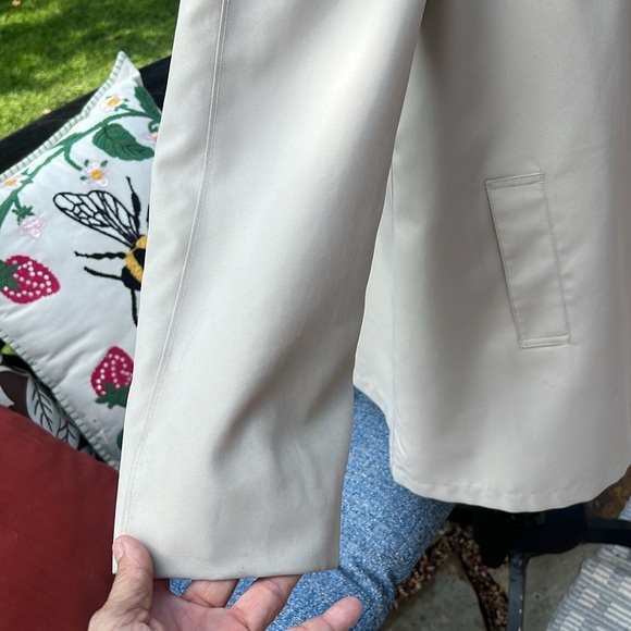 VINTAGE Stylish Tan Trench Rain Cost …205-Hanger - Picture 4 of 16